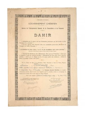 un gros plan d'un document comportant une bordure noire