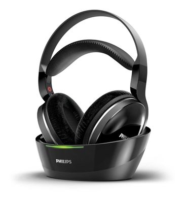 un casque posé sur un support