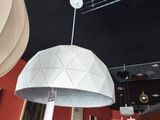 deux lampes suspendues au plafond dans une pièce