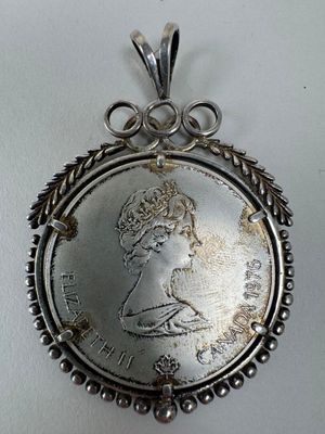 Gros plan sur une pièce de monnaie en argent portant un visage de femme