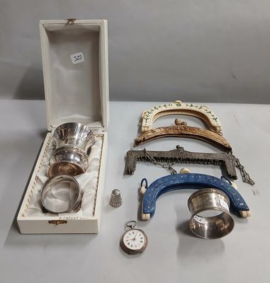 une boîte contenant une montre, une cuillère et d'autres objets, posée sur une table