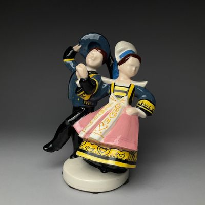une figurine représentant un homme et une femme assis l'un sur l'autre