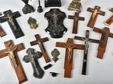 a lot of crosses that are on the table