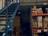 un escalier bleu menant au sommet d'un immeuble