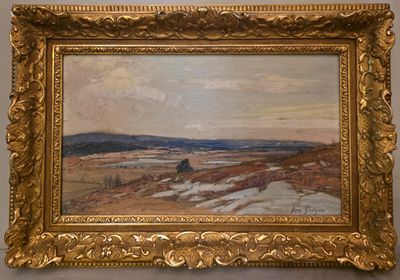 une peinture à l'huile représentant un paysage, encadrée dans un cadre doré et accrochée au mur