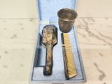 une boîte contenant un peigne et une brosse à cheveux