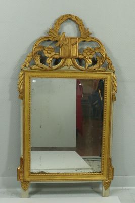 un miroir posé sur un support dans une pièce