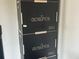 une pile de boîtes empilées les unes sur les autres