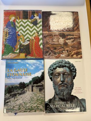plusieurs livres exposés dans une boîte blanche posée sur une table en bois