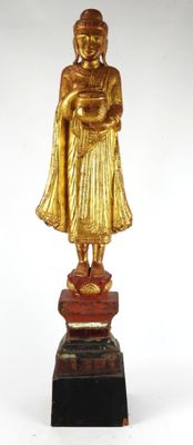 statue en or représentant une personne tenant un enfant dans ses bras, posée sur un socle en marbre