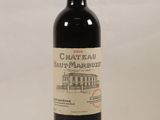 une bouteille de vin posée sur une table