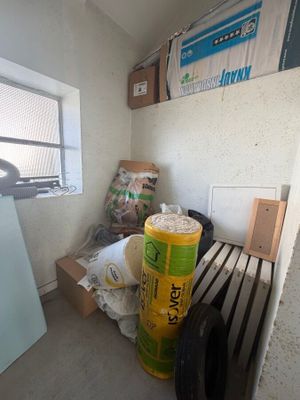 une petite pièce avec un banc et une fenêtre