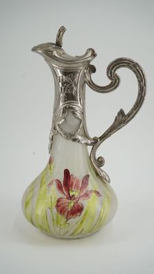 Une verseuse aiguière, monture métal et verre peint de fleur… - Photo 1