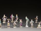 de nombreuses figurines de personnes assises sur une table