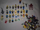 a lot of legos that are sitting on a table