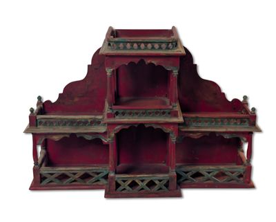 une étagère en bois rouge comportant trois tablettes