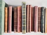 de nombreux livres anciens alignés les uns à côté des autres sur une étagère