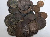 une pile de vieilles pièces de monnaie sur une surface blanche
