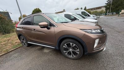 Mitsubishi CX-HR 2020 dans un parking, avec d'autres voitures en arrière-plan