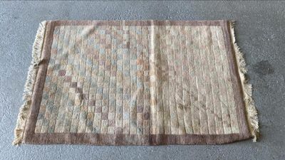 un tapis posé à même le sol