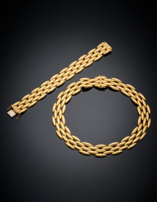 un bracelet en or et un bracelet en or sur fond noir