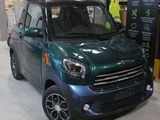 une petite voiture verte garée dans un garage