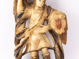 figurine en ivoire sculptée représentant un homme tenant un bouclier et un bouclier
