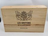 une boîte en bois portant un logo, posée sur une table