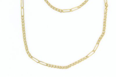 gros plan d'un collier en chaîne en or sur fond blanc