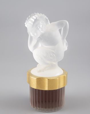 une figurine en verre dépoli représentant un ange posé sur un cupcake