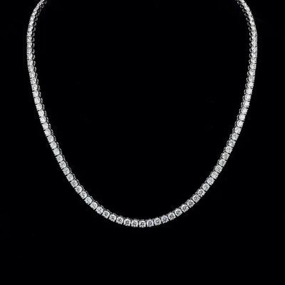 un collier « tennis » en diamants sur fond noir