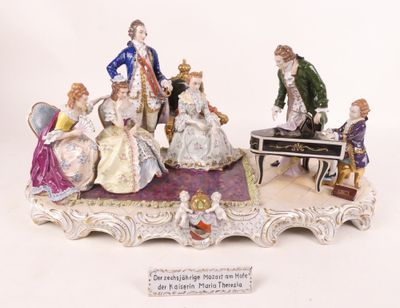 une figurine représentant un groupe de personnes assises autour d'un piano