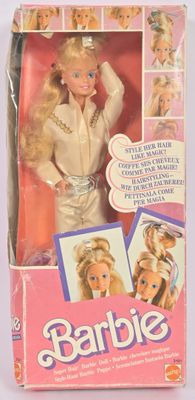 La poupée Barbie est dans sa boîte, prête à être utilisée