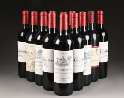 six bouteilles de vin rouge sont alignées
