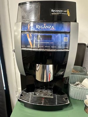 une machine à café posée sur une table verte
