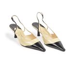 une paire de sandales en cuir noir et beige sur fond blanc