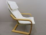 une chaise blanche avec une structure en bois et un coussin blanc