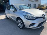 une voiture argentée garée devant un bâtiment