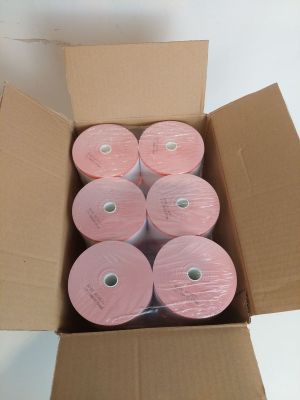 plusieurs rouleaux de papier toilette rose dans une boîte en carton posée sur une table