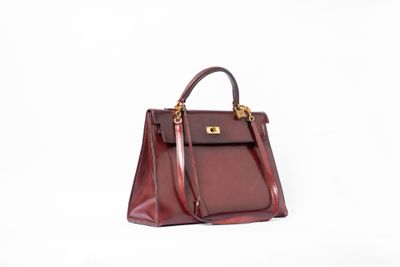 un sac à main marron et rouge sur fond blanc