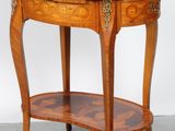 une photo d'une table en bois sur laquelle se trouve une étagère