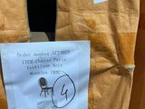 un bout de papier collé à l'arrière d'une chaise, sur lequel est accrochée une affichette