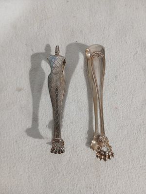 deux cuillères en argent et une cuillère en argent posées sur une surface blanche