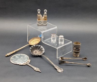 un grand nombre d'objets différents posés sur une table