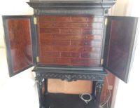 Cabinet en bois noirci ouvrant à deux vantaux en façade, au … (photo 2)