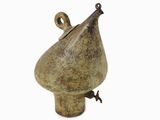un vase marron orné d'un oiseau sur fond blanc