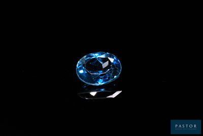 gros plan d'un diamant bleu sur une surface noire