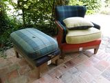 deux chaises et un repose-pieds sur une terrasse en briques