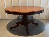 une image d'une table ronde avec un plateau en bois