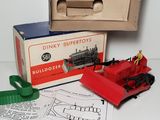une boîte contenant un tracteur jouet et d'autres objets, posée sur une table